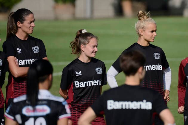 Fußball, Frauen, Bayer Leverkusen Training in Mexiko July 12, 2022, Mexico City, Mexico City, Mexico: July 12, 2022, Mexico City, Mexico: (L-R) Milena NikoliÄ¡, Sofie Zdebel, Anna Klink of the Women s Bayer Leverkusen team during a training before the match between America and Bayer Leverkusen as part of 100 years of Bayer in Mexico. on July 12, 2022 in Mexico City, Mexico. Mexico City Mexico - ZUMAe321 0162805382st Copyright: xCarlosxTischlerx xEyepixxGroupx