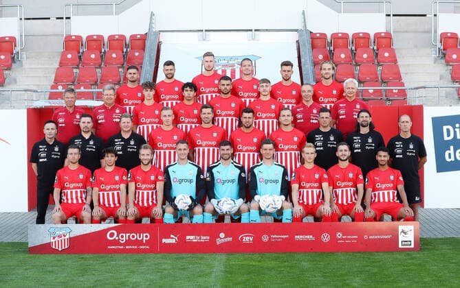 Teampraesentation Zwickau 12 07 2021 FSV Zwickau 3 Liga, Porträttermin 2022 2023, team photo , 4 row, from left Dominic Baumann, Robert Herrmann, Felix Brand, Adam Susac, Yannik Möker Moeker, Nils Butzen , 3 row, from left team doctor Dr Hans Jürgen Lambrecht, Team doctor Dr Reinhold Müller, Till Streller, Johan Gomez, Robin Ziegele, Noel Eichinger, Team doctor Dr Uwe Flötgen Floetgen, Team doctor Dr med Bernhard Karich , 2 row, from left Team manager Jens Schubert, Physiotherapist Christian Puschmann, Physiotherapist Sven Schubert, Lukas Krüger Krueger, Ronny König Koenig, Davy Frick, Leonhard von Schroetter, Goalkeeper coach Steffen Süßner Suessner, Co coach Robin Lenk, Coach Joe Enochs , 1 row, from left Patrick Göbel Goebel, Yannic Voigt, Mike Könnecke Koennecke, goalkeeper Lucas Hiemann,goalkeeper Johannes Brinkies, goalkeeper Max Sprang, Maximilian Jansen, Can Coskun, Noah Shawn Agbaje , Zwickau, 12 07 2022, GGZ Arena Zwickau, Football ,