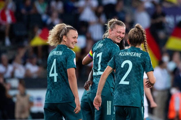 Sophia Kleinherne Germany 2 , Lena Lattwein Germany 4 , Alexandra Popp Germany 11 cheer over goal to make it 2 0, GBR, Germany vs Finland, Football UEFA Womens EURO 2022, 16 07 2022, Group B, Matchday 3 GBR, Germany vs Finland, Football UEFA Womens EURO 2022, 16 07 2022, Group B, Matchday 3 Copyright: xEibner Memmlerx EP_MMR