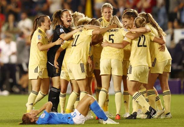 Sport Bilder des Tages Manchester, England, 18th July 2022. Manuela Giugliano of Italy reacts as Belgium celebrate after the UEFA Women s European Championship, EM, Europameisterschaft 2022 match at the Academy Stadium, Manchester. Picture credit should read: Darren Staples Sportimage EDITORIAL USE ONLY. No use with unauthorised audio, video, data, fixture lists, club league logos or live services. Online in-match use limited to 120 images, no video emulation. No use in betting, games or single club league player publications. SPI-1759-0033