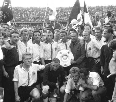 Soccer final Kickers Offenbach Eintracht Frankfurt 28 06 1959 Champion team Eintracht Frankfurt Standing from left Erich Bäumler substitute players in tracksuit , Dieter Stinka, Istvan Sztani, Richard Kreß, Hermann Höfer, Alfred Pfaff with shell , coach Paul Oßwald, behind Oßwald hidden Hans Eigenbrodt has put arm around Tr O , Hans Weilbächer, Friedel Lutz, Adolf Bechtold substitute players in tracksuit Sitting from left Dieter Lindner, Egon Loy and Eckehard Feigenspan HM