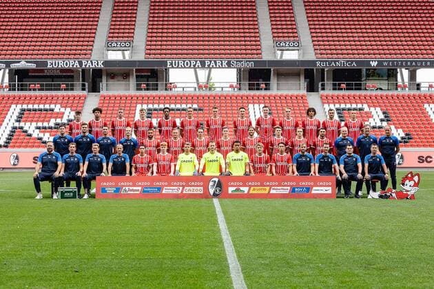 Team photo SC Freiburg, 1 Bundesliga, 2022 2022, 20 07 2022 Back row Noah Weisshaupt, Kevin Schade, Christian Guenter, Yannik Keitel, Kimberly Ezekwem, Nils Peters, Matthias Ginter, Keven Schlotterbeck, Michael Gregoritsch, Philipp Lienhardt, Kiliann Sildillia, Manuel Gulde, Maximillian Eggestein Middle row Co coach Florian Bruns, goalkeeping coach Michael Mueller, athletic trainer Daniel Wolf, athletic trainer Maximilian Kessler, Daniel Kofi Kyereh, Jonathan Schmid, Nicolas Hoefler, Roland Sallai, Lucas Hoeler, Lukas Kuebler, Hugo Siquet, Vincenzo Grifo, coach Christian Streich, Co-coach Lars Vossler, Co-coach Patrick Baier Front row physiotherapist Florian Mack, physiotherapist Markus Behrens, physiotherapist Torge Schwarz, physiotherapist Uwe Vetter, Nishan Burkhart, Robert Wagner, Benjamin Uphoff, Mark Flekken, Noah Atubolu, Ristu Doan, Wooyeong Jeong, Team doctor Dr Dr Markus Wenning, Team doctor Dr Helge Eberbach, Witness Max Beckmann, Bus driver Stefan Spohn Missing Team doctor Dr Jochen Gruber DFB DFL REGULATIONS PROHIBIT ANY USE OF PHOTOGRAPHS AS IMAGE SEQUENCES AND OR QUASI VIDEO SC Freiburg, 1 Bundesliga, Portraittermin 2022 2023, 20 07 2022 Freiburg Copyright: xEibner-Pressefoto RogerxBuerkex EP_EER