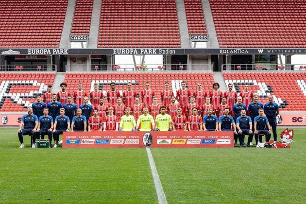 Team photo SC Freiburg, 1 Bundesliga, 2022 2022, 20 07 2022 Back row Noah Weisshaupt, Kevin Schade, Christian Guenter, Yannik Keitel, Kimberly Ezekwem, Nils Peters, Matthias Ginter, Keven Schlotterbeck, Michael Gregoritsch, Philipp Lienhardt, Kiliann Sildillia, Manuel Gulde, Maximillian Eggestein Middle row Co coach Florian Bruns, goalkeeping coach Michael Mueller, athletic trainer Daniel Wolf, athletic trainer Maximilian Kessler, Daniel Kofi Kyereh, Jonathan Schmid, Nicolas Hoefler, Roland Sallai, Lucas Hoeler, Lukas Kuebler, Hugo Siquet, Vincenzo Grifo, coach Christian Streich, Co-coach Lars Vossler, Co-coach Patrick Baier Front row physiotherapist Florian Mack, physiotherapist Markus Behrens, physiotherapist Torge Schwarz, physiotherapist Uwe Vetter, Nishan Burkhart, Robert Wagner, Benjamin Uphoff, Mark Flekken, Noah Atubolu, Ristu Doan, Wooyeong Jeong, Team doctor Dr Dr Markus Wenning, Team doctor Dr Helge Eberbach, Witness Max Beckmann, Bus driver Stefan Spohn Missing Team doctor Dr Jochen Gruber DFB DFL REGULATIONS PROHIBIT ANY USE OF PHOTOGRAPHS AS IMAGE SEQUENCES AND OR QUASI VIDEO SC Freiburg, 1 Bundesliga, Portraittermin 2022 2023, 20 07 2022 Freiburg Copyright: xEibner-Pressefoto RogerxBuerkex EP_EER