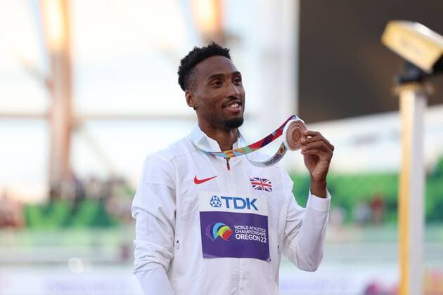 Mandatory Credit: Photo by Amanda Loman Shutterstock (13037097w) Bronze-medallist Matthew Hudson-Smith, of Great Britain, during the medal ceremony for the men s 400-meter run 2022 World Athletics Championships, Day Eight Hayward Field, Eugene, Oregon, USA - 22 Jul 2022 2022 World Athletics Championships, Day Eight Hayward Field, Eugene, Oregon, USA - 22 Jul 2022 Copyright: xAmandaxLoman Shutterstockx 13037097w