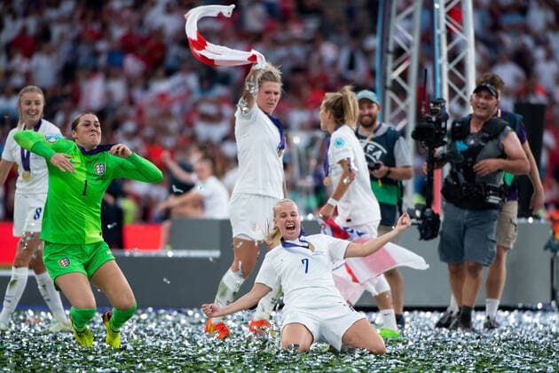Mary Earps England 1 , Beth Mead England 7 , Millie Bright England 6 cheer for victory, GBR, England vs Germany, Football UEFA Womens EURO 2022, 31 07 2022, Final GBR, England vs Germany, Football UEFA Womens EURO 2022, 31 07 2022, Final London Copyright: xEibner Memmlerx EP_MMR