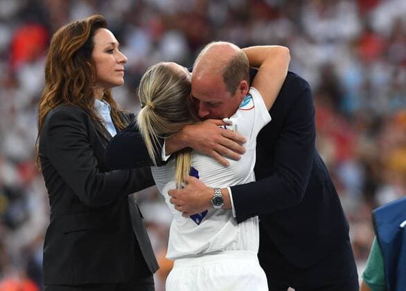 Mandatory Credit: Photo by Anna Gowthorpe Shutterstock (13055302dl) Prince William the Duke of Cambridge congratulates Leah Williamson of England at full time England v Germany, Womens UEFA European Championship, EM, Europameisterschaft Final, Football, Wembley Stadium, London, UK - 31 Jul 2022 England v Germany, Womens UEFA European Championship, Final, Football, Wembley Stadium, London, UK - 31 Jul 2022 Copyright: xAnnaxGowthorpe Shutterstockx 13055302dl