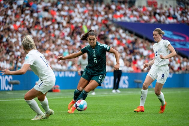 Lena Oberdorf Germany 6 in duel with Ellen White England 9 , Lauren Hemp England 11 , GBR, England vs Germany, Football UEFA Womens EURO 2022, 31 07 2022, Final GBR, England vs Germany, Football UEFA Womens EURO 2022, 31 07 2022, Final London Copyright: xEibner Memmlerx EP_MMR