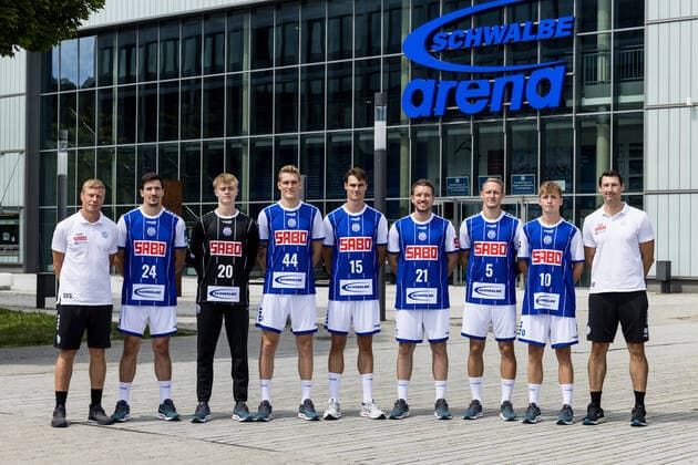 Liqui Moly Handball Bundesliga press conference and team presentation VfL Gummersbach 02 08 2022 The coaching team with the newcomers Gudjon Valur Sigurdsson coach VfL Gummersbach , Nemanja Zelenovic VfL Gummersbach, 24 , Oskar Knudsen VfL Gummersbach, 20 , Tom Jansen VfL Gummersbach, 44 , Miro Schluroff VfL Gummersbach, 15 , Dominik Mappes VfL Gummersbach, 21 , Tilen Kodrin VfL Gummersbach, 5 , Mathias Haeseler VfL Gummersbach, 11 , Anel Mahmutefendic Co Trainer Liqui Moly Handball Bundesliga Press Conference and Team Presentation VfL Gummersbach Gummersbach, Schwalbe arena 02 08 2022 Copyright: xBEAUTIFULxSPORTS Wunderlx