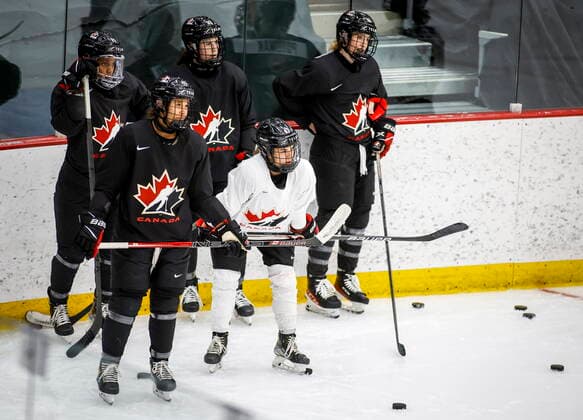 Eishockey, Training Nationalteam Kanada August 4, 2022, Calgary, AB, CANADA: Players attend Hockey Canada s National WomenöÄÃ s Program selection camp in Calgary, Alta., Thursday, Aug. 4, 2022. Canada News - August 4, 2022 - ZUMAc35_ 20220804_zaf_c35_075 Copyright: xJeffxMcintoshx
