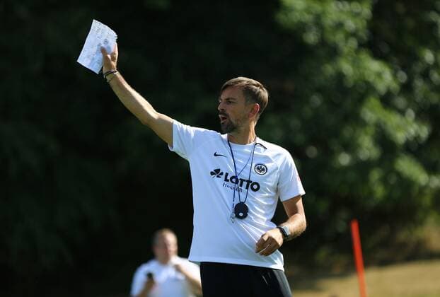10 08 2022, xcex, GER, Gruenberg, womens football, 1 Bundesliga, DIE LIGA, FLYERALARM Frauen Bundesliga Saison 2022 2023, Vorbereitung, Training, SGE, Eintracht Frankfurt Frauen Trainingslager, Trainer Niko Arnautis DFL regulations prohibit any use of photographs as image sequences and or quasi video
