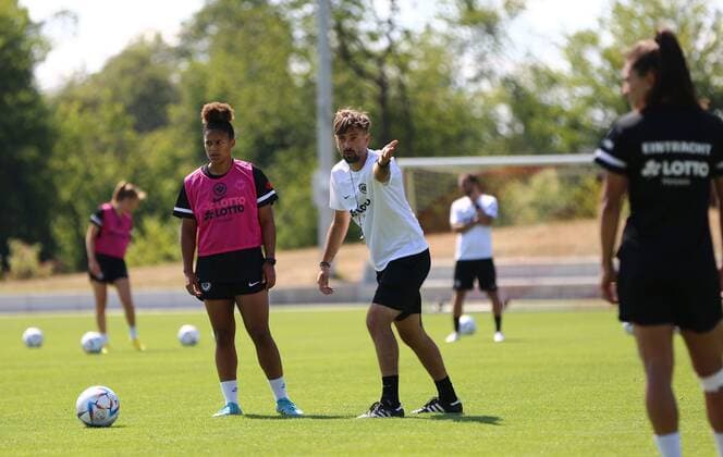 10 08 2022, xcex, GER, Gruenberg, womens football, 1 Bundesliga, DIE LIGA, FLYERALARM Frauen Bundesliga Saison 2022 2023, Vorbereitung, Training, SGE, Eintracht Frankfurt Frauen Trainingslager, Trainer Niko Arnautis, Shekiera Martinez DFL regulations prohibit any use of photographs as image sequences and or quasi video
