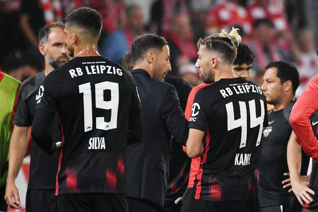 Fußball Bundesliga Saison 2022 2023, 3 Spieltag, 1 FC Union Berlin vs RB Leipzig 20 08 2022 2 1 2 0 Disappointment among players and Domenico Tedesco coach RB Leipzig center of RB Leipzig after the match Union Berlin vs RB Leipzig 20 08 2022 To see v l n r Andre Silva Mittelstuermer RB Leipzig, Rueckennummer 19, 19 , Domenico Tedesco coach RB Leipzig , Hugo Novoa Mittelstuermer RB Leipzig, Rueckennummer 38, 38 , Kevin Kampl Central midfield RB Leipzig, Rueckennummer 44, 44 disappointed on the field Tedesco and Kampl shake hands Berlin Berlin Brandenburg Germany Stadion an der Alten Försterei