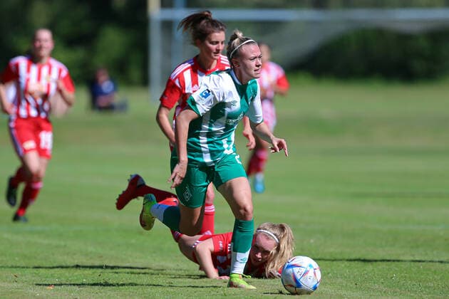 v li Lena Triendl SV Werder Bremen, 26 on the ball, single image, full body, action, game scene, 21 08 2022, Elsdorf Germany , football, test match women, 1 FC Union Berlin SV Werder Bremen xobx