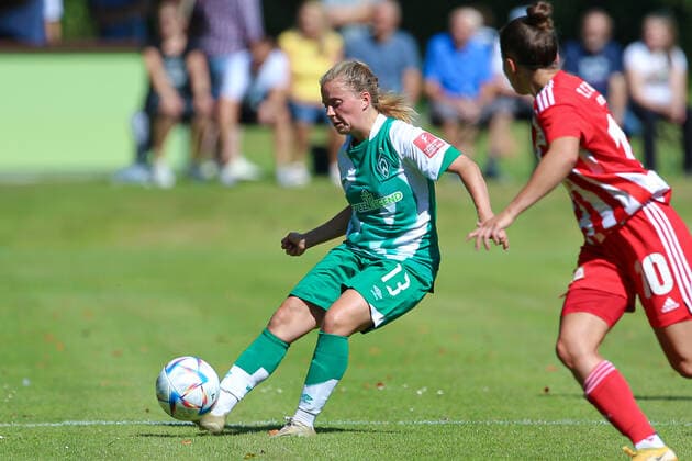 Ricarda Walkling SV Werder Bremen, 13 on the ball, single image, full body, action, game scene, 21 08 2022, Elsdorf Germany , football, test match women, 1 FC Union Berlin SV Werder Bremen xobx
