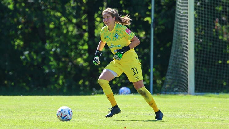 Hannah Etzold goalkeeper, goalkeeper, SV Werder Bremen, 31 on the ball, crop, single image, full body, action, game scene, 21 08 2022, Elsdorf Germany , soccer, test match women, 1 FC Union Berlin SV Werder Bremen xobx
