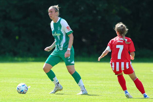 v li Katharina Schiechtl SV Werder Bremen, 9 on the ball, single image, full body, action, game scene, 21 08 2022, Elsdorf Germany , football, test match women, 1 FC Union Berlin SV Werder Bremen xobx
