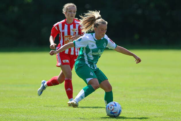 v li Ricarda Walkling SV Werder Bremen, 13 on the ball, single image, full body, action, game scene, 21 08 2022, Elsdorf Germany , football, test match women, 1 FC Union Berlin SV Werder Bremen xobx