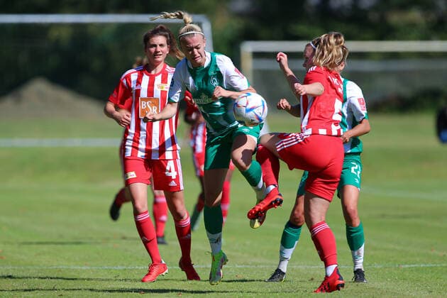 from left Marie Becker 1 FC Union Berlin, 4 , Lena Triendl SV Werder Bremen, 26 and Luca Scheel 1 FC Union Berlin, 5 in duel, duel, dynamic, action, game scene, 21 08 2022, Elsdorf Germany , football, test match women, 1 FC Union Berlin SV Werder Bremen xobx