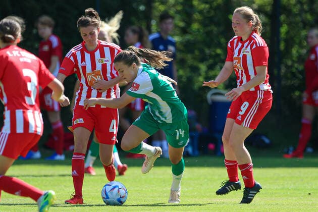 from left Marie Becker 1 FC Union Berlin, 4 , Michaela Brandenburg SV Werder Bremen, 14 and Pauline Wimmer 1 FC Union Berlin, 19 in duel, duel, dynamics, action, game scene, 21 08 2022, Elsdorf Germany , football, test match women, 1 FC Union Berlin SV Werder Bremen xobx