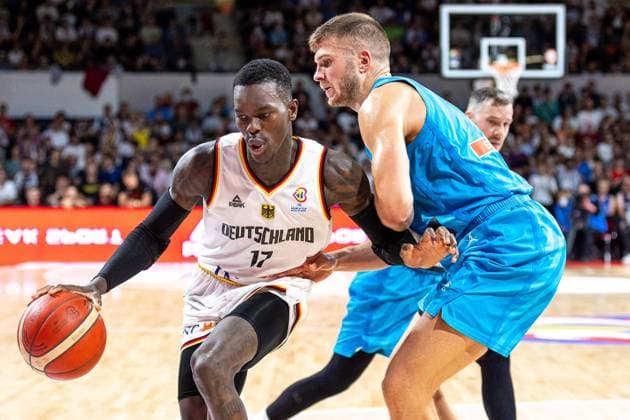 Dennis Schroeder Germany, 17 , Luka Doncic Slovenia, 77 , Germany vs Slovenia, Basketball, World Cup Qualification 2023, Group J, 28 08 2022 Germany vs Slovenia, Basketball, World Cup Qualification 2023, Group J, 28 08 2022 Muenchen Copyright: xEIBNER GuenerxSantemizx DBB_GSZ