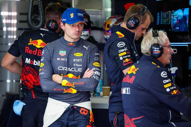 VERSTAPPEN Max (ned), Red Bull Racing RB18, portrait garage, box, during the Formula 1 Heineken Dutch Grand Prix 2022, 15th round of the 2022 FIA Formula One World Championship, WM, Weltmeisterschaft from September 2 to 4, 2022 on the Zandvoort Circuit, in Netherlands, Belgium - F1 - DUTCH GRAND PRIX 2022 DPPI Panoramic 20220902_G00D9786