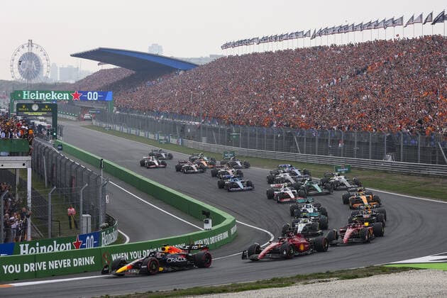 Start of the race, 01 VERSTAPPEN Max (nld), Red Bull Racing RB18, 16 LECLERC Charles (mco), Scuderia Ferrari F1-75, action during the Formula 1 Heineken Dutch Grand Prix 2022, 15th round of the 2022 FIA Formula One World Championship, WM, Weltmeisterschaft from September 2 to 4, 2022 on the Zandvoort Circuit, in Netherlands, Belgium - F1 - DUTCH GRAND PRIX 2022 - RACE DPPI Panoramic 00122036_AV6_9694.JPG_