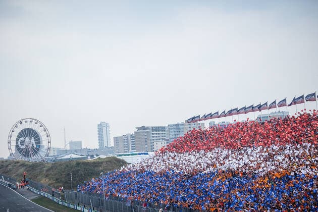 crowd, foule, fans in the grandstands, gradins, with flag, drapeau during the Formula 1 Heineken Dutch Grand Prix 2022, 15th round of the 2022 FIA Formula One World Championship, WM, Weltmeisterschaft from September 2 to 4, 2022 on the Zandvoort Circuit, in Netherlands, Belgium - F1 - DUTCH GRAND PRIX 2022 - RACE DPPI Panoramic 00122036_GH_21532