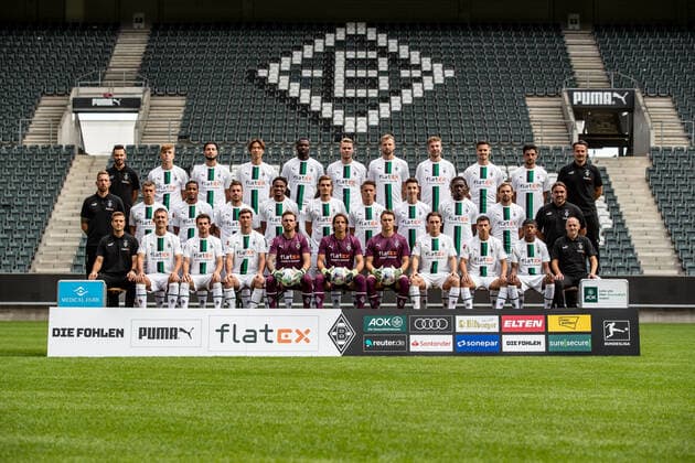 Borussia Mönchengladbach 1 BL, portrait date 2021 2022, team photo Back row v l Co coach Christopher John, Luca Netz, Ramy Bensebaini, Ko Itakura, Marcus Thuram, Nico Elvedi, Marvin Friedrich, Christoph Kramer, Julian Weigl, Lars Stindl, Co coach Edmund Riemer Middle row v l Athletics coach Chris Domogalla, Oscar Fraulo, Alassane Plea, Patrick Herrmann, Nathan Ngoumou, Florian Neuhaus, Hannes Wolf, Conor Noß, Manu Konà , Tony Jantschke, coach Daniel Fark Front row f l goalkeeping coach Fabian Otte, Torben Müsel, Jonas Hofmann, Joe Scally, Tobias Sippel, Yann Sommer, Jan Olschowsky, Rocco Reitz, Stefan Lainer, Yvandro Borges Sanches, assistant coach Oliver Neuville Team photo Borussia Mönchengladbach