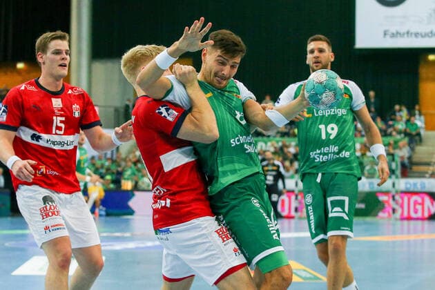 SC DHfK Leipzig HSV Hamburg 18 09 2022 Leipzig, 18 09 2022, QUARTERBACK real estate ARENA Leipzig, handball, men, season 2022 2023, Bundesliga, 4 match day , SC DHfK HSV Hamburg 22 23 12 13 , In picture v l Frederik Bo Andersen 21, Hamburg and Lucas Krzikalla 8, Leipzig ,