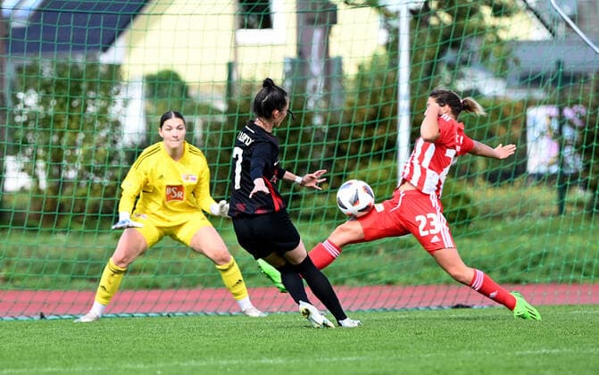 Football, Women, Regionalliga Norost, season 2022 2023 4 matchday , 1 FC Union Berlin RB Leipzig II, v l goalkeeper Melanie Wagner 1 Women 1 FC Union , chance Lena Güldenpfennig RB II , save Luise Wildner 1 Women 1 FC Union ,, 18 09 2022, Copyright: xMatthiasxKochx