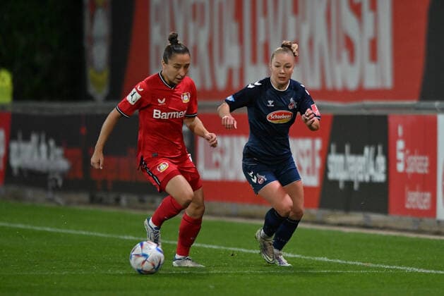 duel, duel scene, duel, tackle, tackling, dynamics, action, Sylwia Matysik B04, 4 Weronika Zawistowska FC Köln, 24 , 23 09 2022, Leverkusen Germany , Football, Flyeralarm Frauen Bundesliga, Bayer 04 Leverkusen 1 FC Köln, DFB DFL REGULATIONS PROHIBIT ANY USE OF PHOTOGRAPHS AS IMAGE SEQUENCES AND OR QUASI VIDEO xmkx
