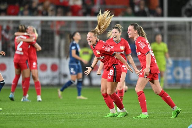 Jubel, Freuen, celebrate, happy, cheer , Goal Celebration about the 1 0 win Derbysieg, 23 09 2022, Leverkusen Germany , Football, Flyeralarm Frauen Bundesliga, Bayer 04 Leverkusen 1 FC Köln, DFB DFL REGULATIONS PROHIBIT ANY USE OF PHOTOGRAPHS AS IMAGE SEQUENCES AND OR QUASI VIDEO xmkx