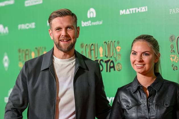 GER, Parkhotel, Bremen, GER, Ciao Pizarro Red Carpet Parkhotel 24 09 2022, Wohninvest Weserstadion, Bremen , GER, Parkhotel, Bremen, GER, Ciao Pizarro Red Carpet Parkhotel in picture shows NICLAS FÜLLKRUG Fuellkrug Werder Bremen 11 with wife Lisa nordphotoxGmbHx xTeresaxKroeger nordphoto00008