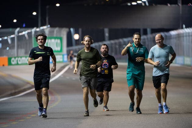 Sebastian Vettel GER, Aston Martin Aramco Cognizant F1 Team 5 goes jogging with team members, SIN, Formula 1 Singapore Grand Prix, Marina Bay Circuit, Mediaday, 29 09 2022 SIN, Formula 1 Singapore Grand Prix, Marina Bay Circuit, Mediaday, 29 09 2022 Singapore Copyright: xEibner Memmlerx EP_MMR