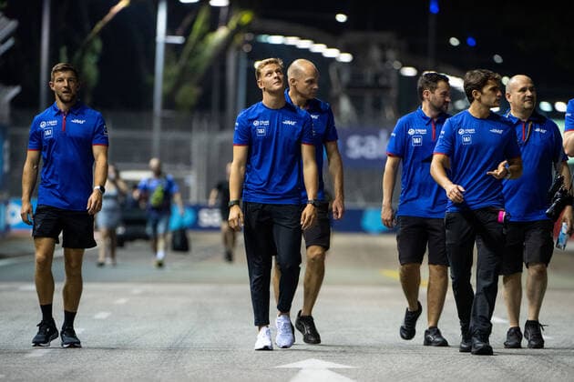 Mick Schumacher GER, Haas F1 Team 47 and team at trackwalk, SIN, Formula 1 Singapore Grand Prix, Marina Bay Circuit, Mediaday, 29 09 2022 SIN, Formula 1 Singapore Grand Prix, Marina Bay Circuit, Mediaday, 29 09 2022 Singapore Copyright: xEibner Memmlerx EP_MMR