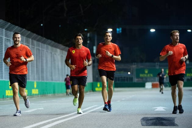 Carlos Sainz Junior ESP, Scuderia Ferrari 55 and team jog around the track, SIN, Formula 1 Singapore Grand Prix, Marina Bay Circuit, Mediaday, 29 09 2022 SIN, Formula 1 Singapore Grand Prix, Marina Bay Circuit, Mediaday, 29 09 2022 Singapore Copyright: xEibner Memmlerx EP_MMR