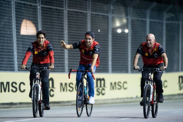 Charles Leclerc MCO, Scuderia Ferrari 16 and team ride bike around circuit, SIN, Formula 1 Singapore Grand Prix, Marina Bay Circuit, Mediaday, 29 09 2022 SIN, Formula 1 Singapore Grand Prix, Marina Bay Circuit, Mediaday, 29 09 2022 Singapore. Copyright: xEibner Memmlerx EP_MMR