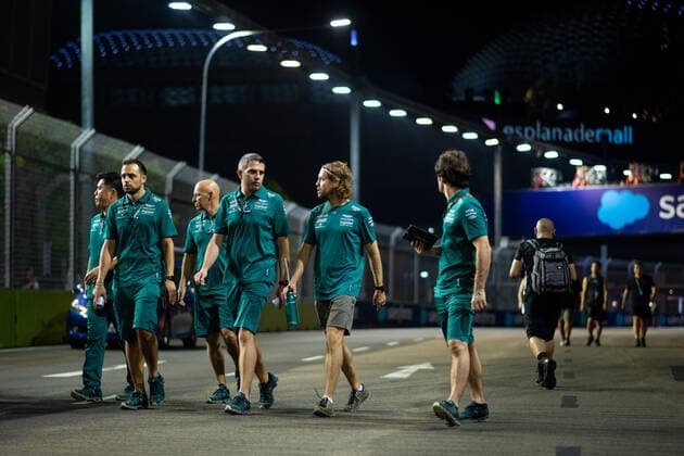 Sebastian Vettel GER, Aston Martin Aramco Cognizant F1 Team 5 and Team at Trackwalk, SIN, Formula 1 Singapore Grand Prix, Marina Bay Circuit, Mediaday, 29 09 2022 SIN, Formula 1 Singapore Grand Prix, Marina Bay Circuit, Mediaday, 29 09 2022 Singapore Copyright: xEibner Memmlerx EP_MMR