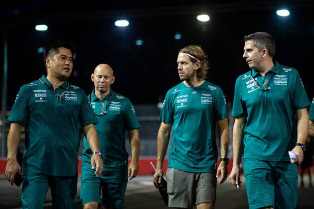 Sebastian Vettel GER, Aston Martin Aramco Cognizant F1 Team 5 and Team at Trackwalk, SIN, Formula 1 Singapore Grand Prix, Marina Bay Circuit, Mediaday, 29 09 2022 SIN, Formula 1 Singapore Grand Prix, Marina Bay Circuit, Mediaday, 29 09 2022 Singapore Copyright: xEibner Memmlerx EP_MMR