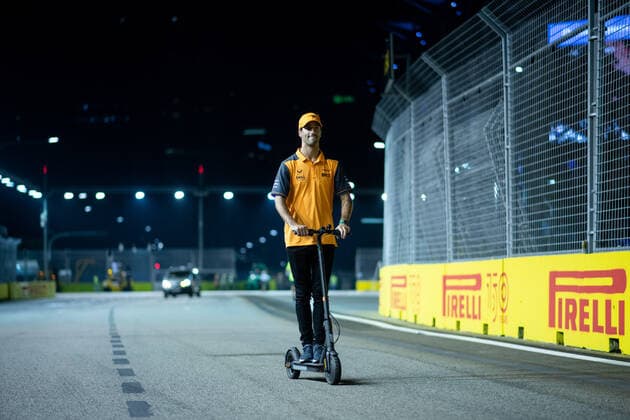 Daniel Ricciardo AUS, McLaren F1 Team 3 with scooter during trackwalk, SIN, Formula 1 Singapore Grand Prix, Marina Bay Circuit, Mediaday, 29 09 2022 SIN, Formula 1 Singapore Grand Prix, Marina Bay Circuit, Mediaday, 29 09 2022 Singapore Copyright: xEibner Memmlerx EP_MMR