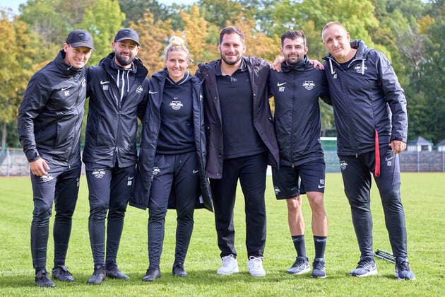 02 10 2022, GER, womens soccer, 2 BL, 2022 2023, RB Leipzig 1 FC Köln U20 f l n r Maximilian Ewald athletic trainer RB Leipzig , Marius Nowoisky co-trainer RB Leipzig , Anja Mittag co-trainer RB Leipzig , Saban Uzun head coach RB Leipzig , Niko Sternberg goalkeeper coach RB Leipzig , Karsten Klein team manager RB Leipzig , after the final whistle, group picture, satisfied Markranstädt Stadion am Bad Saxony Germany