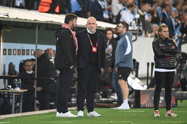 Football, men, season 2022 2023, Europa League, Malmö FF 1 FC Union Berlin group stage, group D, matchday 3 , f l Press and stadium spokesman Christian Arbeit 1 FC Union , President Dirk Zingler 1 FC Union , club spokeswoman Katharina Brendel 1 FC Union during the stoppage of play after the pyro riots in the second half, 06 10 2022, Copyright: xMatthiasxKochx