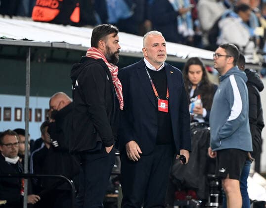 Football, men, season 2022 2023, Europa League, Malmö FF 1 FC Union Berlin group stage, group D, matchday 3 , f l press and stadium spokesman Christian Arbeit 1 FC Union , President Dirk Zingler 1 FC Union during the stoppage of play after the pyro riots in the second half, 06 10 2022, Copyright: xMatthiasxKochx