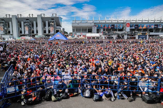 spectators, fans, fan zone, crowd, foule, during the Formula 1 Honda Japanese Grand Prix 2022, 18th round of the 2022 FIA Formula One World Championship, WM, Weltmeisterschaft from October 7 to 9, 2022 on the Suzuka International Racing Course, in Suzuka, Mie Prefecture, Japan - F1 - JAPANESE GRAND PRIX 2022 DPPI Panoramic 00122041__V2_5741
