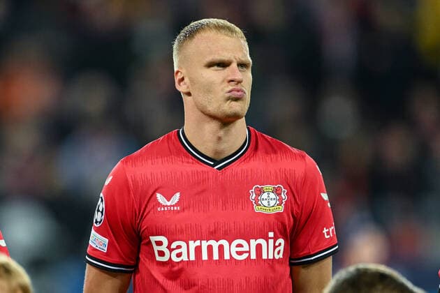 GER, Champions League, group stage, matchday 4, Bayer Leverkusen vs FC Porto 12 10 2022, BayArena , Leverkusen , GER, Champions League, group stage, matchday 4, Bayer Leverkusen vs FC Porto in picture shows Mitchel Bakker Bayer Leverkusen 5 looking grim nordphotoxGmbHx xTeresaxKroeger nordphoto00008