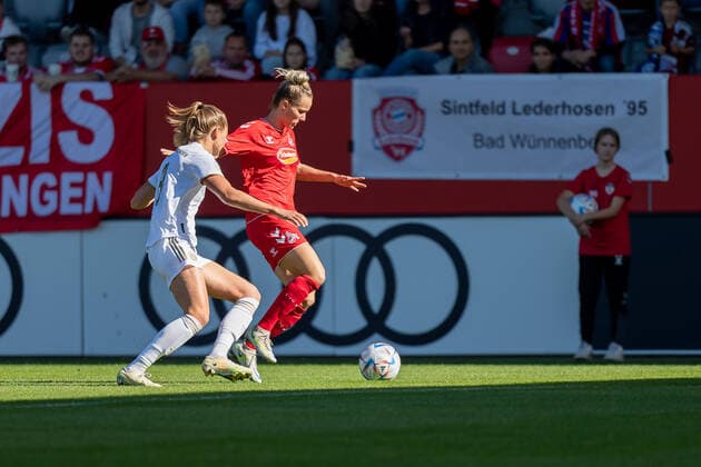 Maximiliane Rall FC Bayern Muenchen Frauen, 8 tracks Jana Beuschlein 1 FC Koeln, 23 FC Bayern Muenchen Frauen vs 1 FC Koeln, Football, Womens Bundesliga, Matchday 4, Season 2022 2023, 16 10 2022 DFL DFB REGULATES PROHIBIT ANY USE OF PHOTOGRAPHS as IMAGE SEQUENCES and or QUASI VIDEO FC Bayern Muenchen Women vs 1 FC Koeln, Football, Womens Bundesliga, 4 Matchday, Season 2022 2023, 16 10 2022 Muenchen Copyright: xEibner-Pressefoto HeikexFeinerx EP_HFR