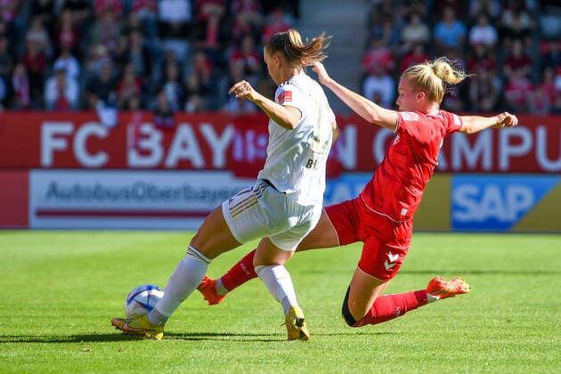 v li Klara Bühl FC Bayern Munich, FCB, 17 Celina Degen Cologne, 5 in duel, duel, tackle, dynamic, action, action, 16 10 2022, Munich Germany , Football, Flyeralarm Frauen Bundesliga, FC Bayern Munich 1 FC Cologne, DFB DFL REGULATIONS PROHIBIT ANY USE OF PHOTOGRAPHS AS IMAGE SEQUENCES AND OR QUASI VIDEO xslx