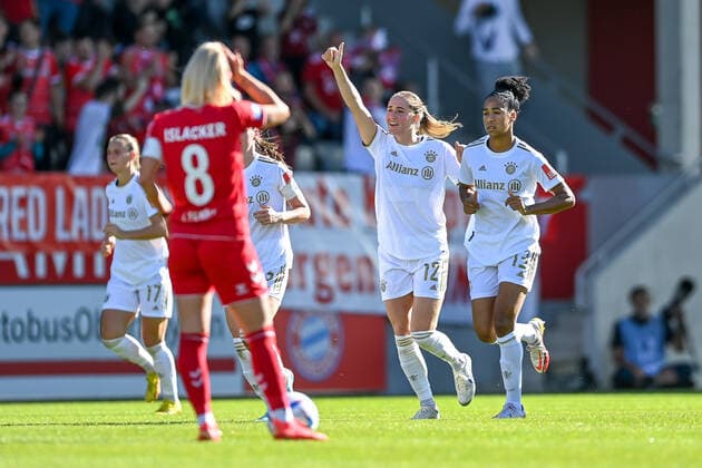 FC Bayern players celebrating goal, jubilation, goal celebration, celebrate the goal, goal, celebration, jubilation about the goal to 2 0 , optimistic, action, action, Mandy Islacker Cologne, 8 looking disappointed, disappointment, frustration, disappointed, pessimistic, 16 10 2022, Munich Germany , football, Flyeralarm Frauen Bundesliga, FC Bayern München 1 FC Köln, DFB DFL REGULATES PROHIBIT ANY USE OF PHOTOGRAPHS AS IMAGE SEQUENCES AND OR QUASI VIDEO xslx