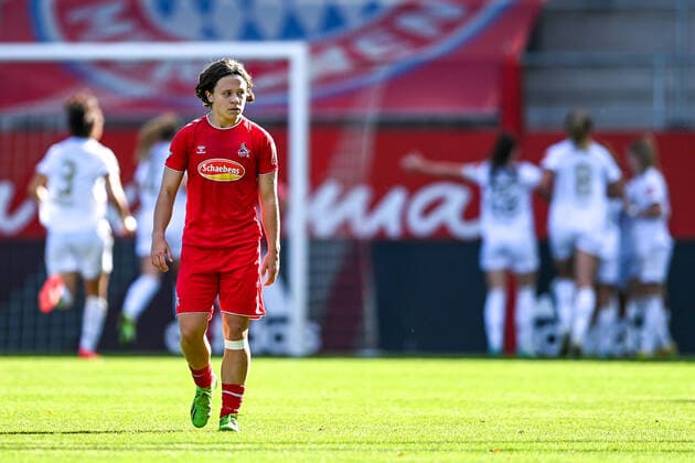 Alicia Sophi Gudorf Cologne, 12 after the Gegentopr to the 4 0 disappointed looking, disappointment, frustration, disappointed, pessimistic, in the background cheer the players of FC Bayern the goal, 16 10 2022, Munich Germany , Football, Flyeralarm Frauen Bundesliga, FC Bayern München 1 FC Köln, DFB DFL REGULATIONS PROHIBIT ANY USE OF PHOTOGRAPHS AS IMAGE SEQUENCES AND OR QUASI VIDEO xslx