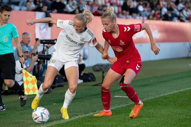 Lea Schueller FC Bayern Muenchen women, 11 fighting for the ball with Celina Degen 1 FC Koeln, 5 FC Bayern Muenchen women vs 1 FC Koeln, Football, Womens Bundesliga, Matchday 4, Season 2022 2023, 16 10 2022 DFL DFB REGULATES PROHIBIT ANY USE OF PHOTOGRAPHS as IMAGE SEQUENCES and or QUASI VIDEO FC Bayern Muenchen Women vs 1 FC Koeln, Football, Womens Bundesliga, Matchday 4, Season 2022 2023, 16 10 2022 Muenchen Copyright: xEibner-Pressefoto HeikexFeinerx EP_HFR